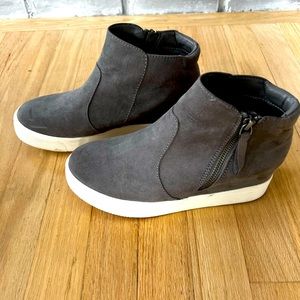 Universal Thread gray suede Cindy booties, size 7